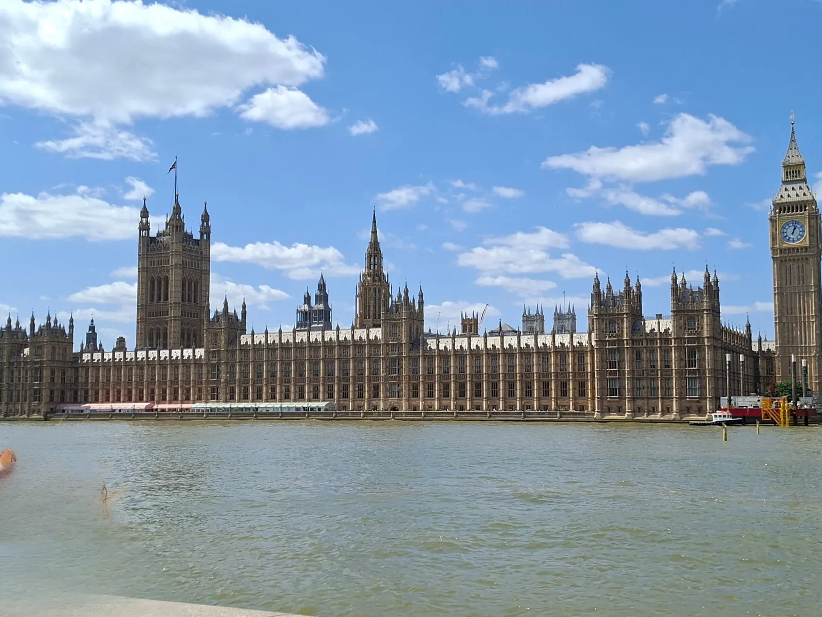 Aprender viajando: estudiantes del Nivel Secundario realizaron un viaje de estudios a Londres